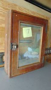 lot 7 image: Vintage Oak Medicine Cabinet, 19x15x5