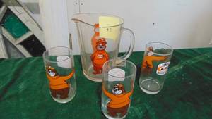 lot 33 image: A&W Pitcher and 3 Glasses