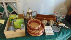 lot 92 image: Various Kitchen Items, Zinc Lids