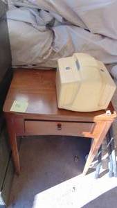 lot 98 image: Singer Sewing Machine in Cabinet and Sewing Box