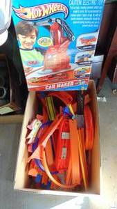 lot 138 image: Hot Wheels Track and Car Marker