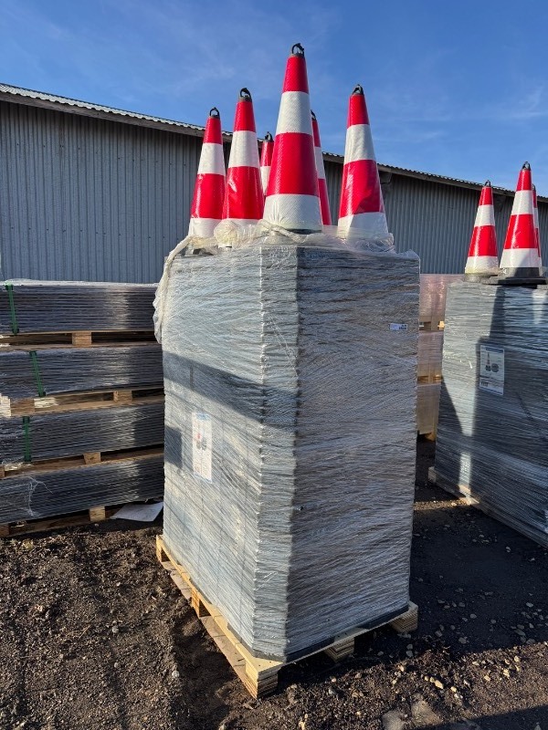 lot 9129 image: SDLANCH Safety Traffic Cones (IRSTC)  Pallet quantity is 250 -
