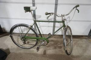 lot 29 image: Vintage Schwinn Bike 26