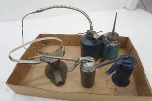 lot 99 image: Oil Squirt cans