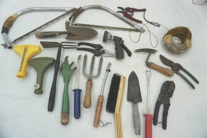 lot 100 image: Garden hand tools