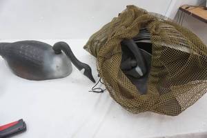 lot 105 image: Decoy bag ,geese decoys