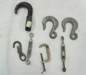 lot 112 image: Hooks, turnbuckles, clamp