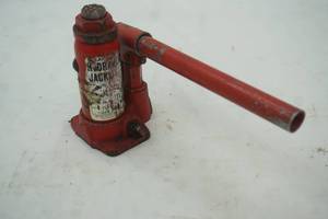 lot 124 image: Hydraulic jack
