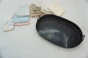 lot 133 image: Graniteware tray , linens
