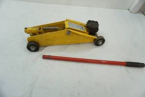 lot 140 image: Floor jack (yellow)