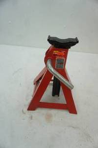 lot 156 image: Jack stand 3 ton