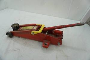 lot 162 image: Floor jack