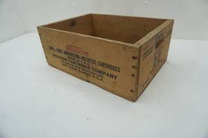 lot 293 image: Vintage Western Silvertip Bullet Wooden Box