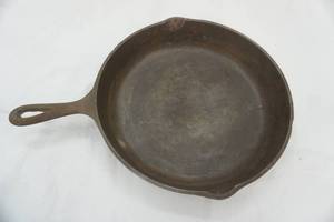 lot 298 image: Cast Iron Frying Pan. 10. with lid