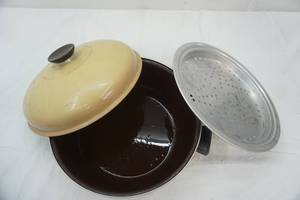 lot 300 image: Vintage Regal Ware Pan 12.5 diameter