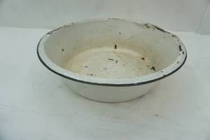 lot 316 image: Vintage Enamel White with black trim wash basin