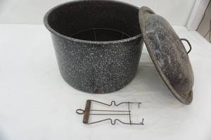 lot 317 image: Vintage Enamel boiling bath canner with rack