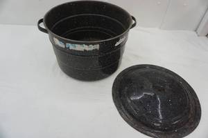 lot 318 image: Vintage Enamel boiling bath canner with rack