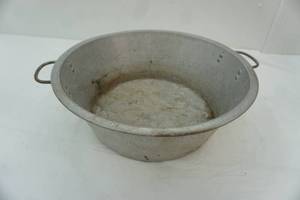 lot 319 image: Vintage Aluminum wash basin