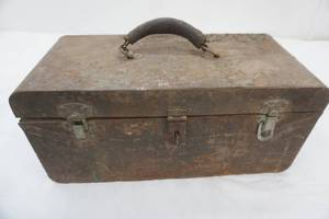 lot 337 image: vintage tool box with small assortment of tools