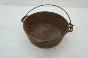 lot 358 image: Cast iron Dutch oven ,no lid,10 x4