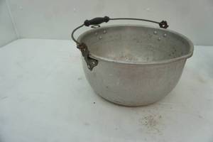 lot 368 image: Vintage Aluminum Pot 13 diameter by 7 tall