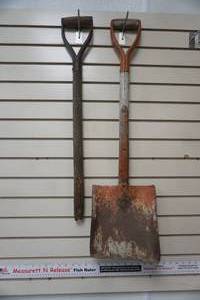lot 387 image: Short Handled Square Shovel wanother handle