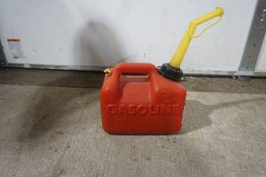 lot 415 image: 1 Gallon Gas Can (full)