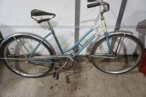 lot 437 image: Vintage Hiawatha Bicycle. Gambles