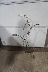 lot 438 image: Metal Lawn Decor