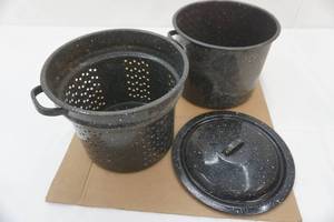 lot 445 image: Graniteware Pot with Strainer and Cover