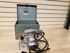 lot 13 image: Porter Cable skill saw with metal case