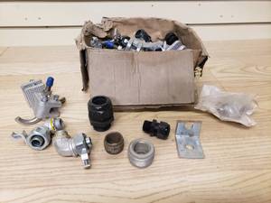 lot 33 image: Box of misc electrical connectors