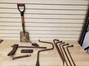 lot 35 image: Tools shovel, tire irons ect