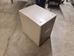 lot 49 image: Larger tool base  cabinet