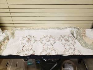 lot 73 image: King size Quilt Washable