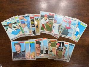 lot 259 image: 1970 Topps Baseball Card Lot Vintage Cards
