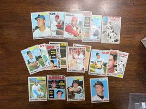 lot 260 image: 1970 Topps Baseball Card Lot Vintage Cards
