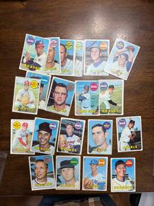 lot 261 image: 1969 Topps Baseball Card Lot, 20 Vintage Cards