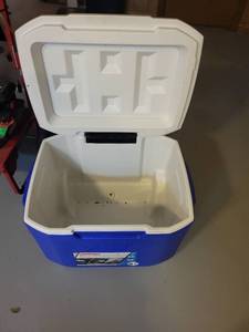 lot 211 image: Coleman 60-Quart Wheeled Cooler with Telescoping Handle