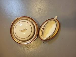 lot 215 image: Royal Crown Staffordshire Lidded Tureen and Gravy Boat Set