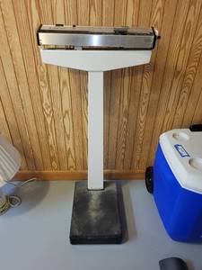 lot 218 image: Health o meter Model 230 Doctors Balance Beam Scale