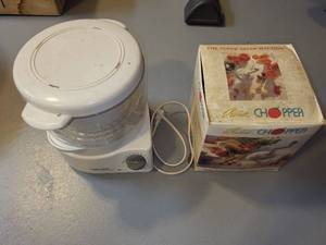 lot 243 image: Black & Decker Flavor Scenter Handy Steamer and Quick Chopper Salsa Machine