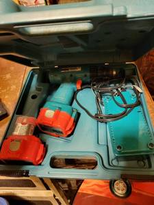 lot 297 image: Makita Cordless Drill Set with Case, Charger, and 2 Batteries