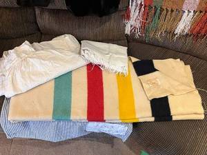 lot 28 image: Vintage Hudsons Bay Point Wool Blanket and Linen Cover Set