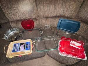 lot 29 image: Kitchenware Collection with Bakeware, Pots, Trays, and Heart-Shaped Dish