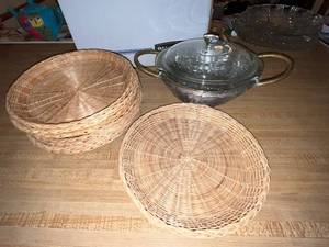 lot 34 image: Set of 5 Wicker Bread Baskets and Glass Serving Dish with Metal Basket and Lid