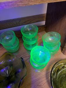 lot 125 image: Vintage Uranium Glass Set with 8 Dessert Cups and 2 Bowls