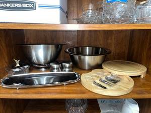 lot 128 image: Kitchenware Collection with Mixing Bowls, Serving Tray, Cheese Board and Accessories