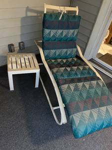 lot 142 image: Outdoor Patio Chaise Lounge Chair with Cushion and Side Table